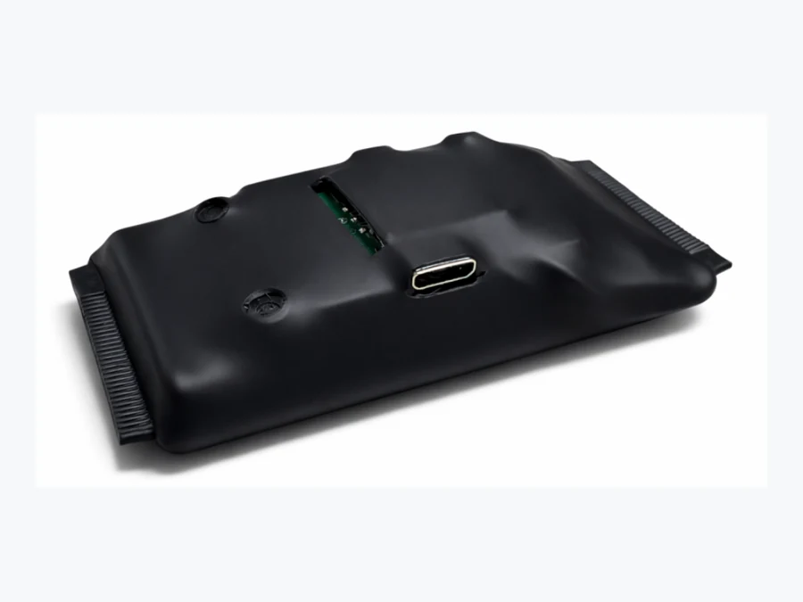 Schrumpfschlauchgerät mit ausgeschnittenem SIM-Zugang und USB-Anschluss